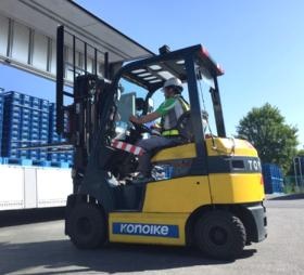 屋外でのカウンターリフト作業