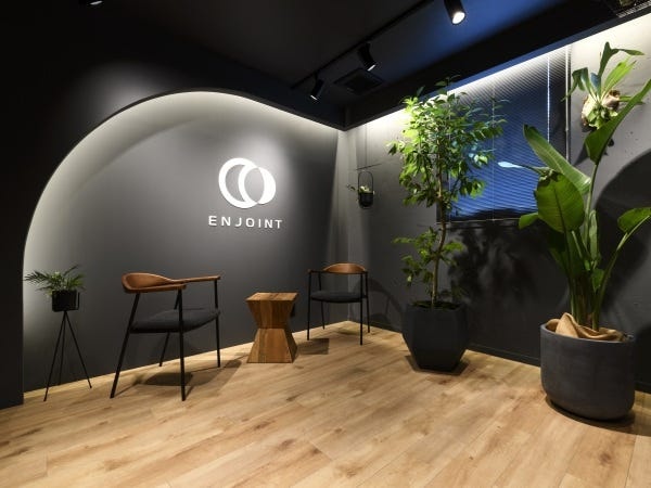 オフィスは内装にもこだわっています！所内図書の貸出も自由！（ビジネス書など）