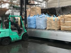 フォークリフトでの荷積み・荷降ろし