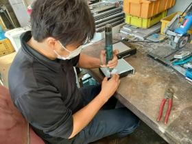 機器の解体作業