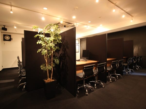 勤務いただくオフィスです。モノトーン調のオシャレで広い店内なので伸び伸びと働けると思います。