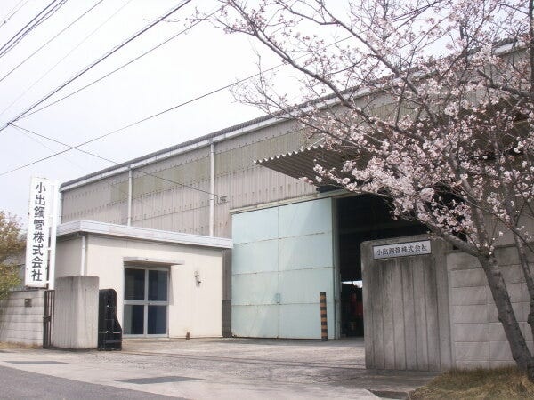 本社の外観です。春には桜が咲きほこります。