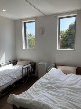 白をアクセントに清潔感ある静養室