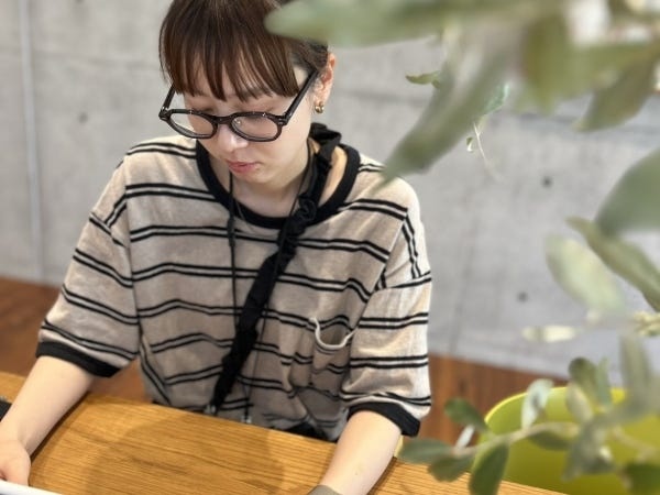 少人数の落ち着いた職場で、やさしいスタッフがしっかりサポート。本社スタッフと連携しており、困ったことがあっても相談できる環境です。