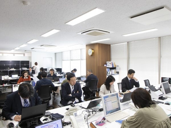 社員が自由な環境で業務に集中できるだけでなく、相談しやすく明るい雰囲気の職場であるということも特徴の一つです。