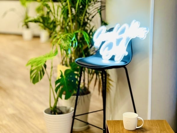 綺麗なオフィスで、冷蔵庫・空気清浄機も完備されています！	