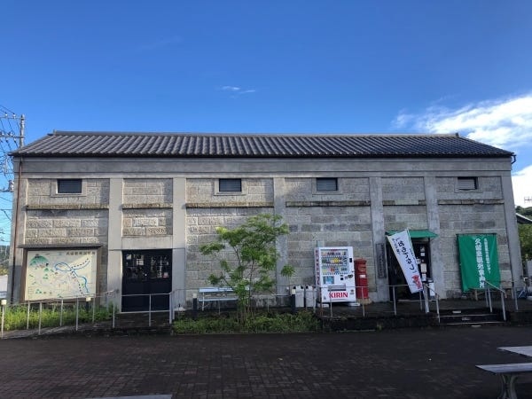 石造りの観光案内所、特産品販売所です。