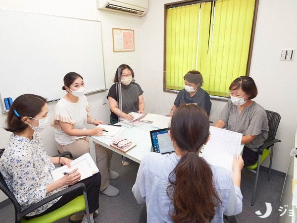 毎週部内ミーティングでお互いの状況を把握しています。その時になんでも相談しています。