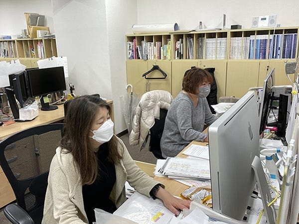 デザイナーさんとの打ち合わせは意見交換をしながらより良い誌面を目指します。