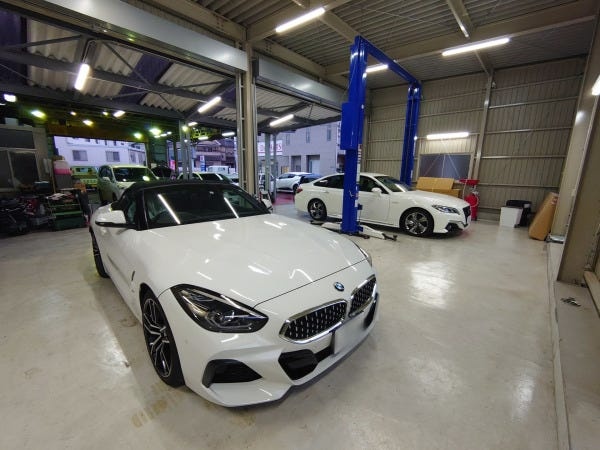 新工場です！自分の車も触っていいですよ(^^)