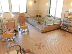 浴室１ 一般浴槽、個浴、機械浴を備えています。