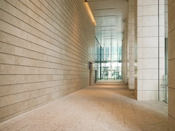 ・立地も良くキレイで開放的なオフィス。施設内にはコンビニもあり、周辺には商業施設もありランチなども困りません！