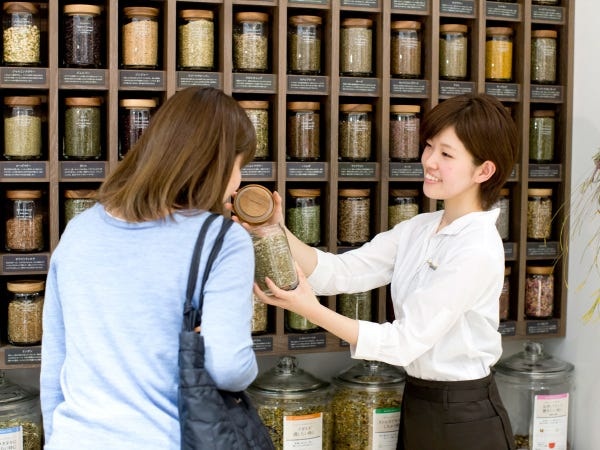 約70種以上のハーブから、ご希望によりオーダーメイドでお客様の為のブレンドをお作りします。「ありがとう」のお言葉を頂けるお仕事です。