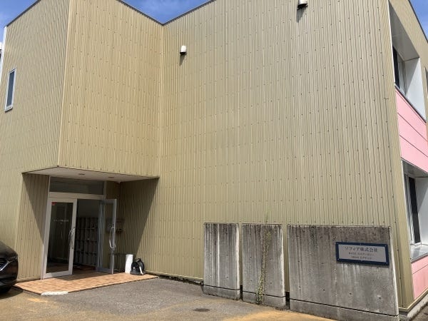 就業場所となる本社です。従業員用駐車場は目の前なので、雨や雪の日も楽ですよ