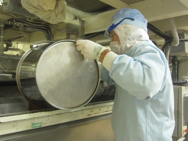 原料投入作業では大きな窯に粉原料液体原料など投入します