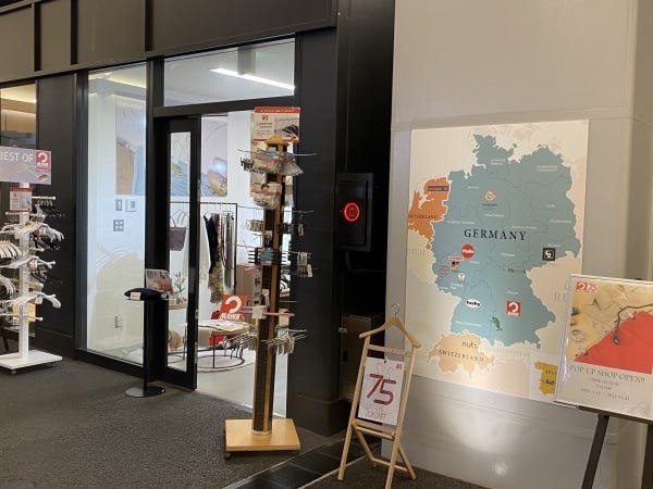 お店の前にある大きなドイツの地図が目印です。