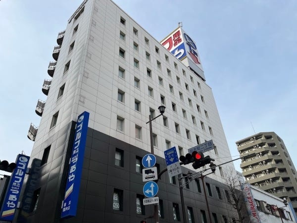 関内駅徒歩２分。１階がつるやゴルフが目印です。