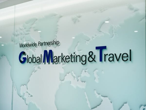 東京フロントテラスの4階が総合受付です。グローバルな看板が目印です！