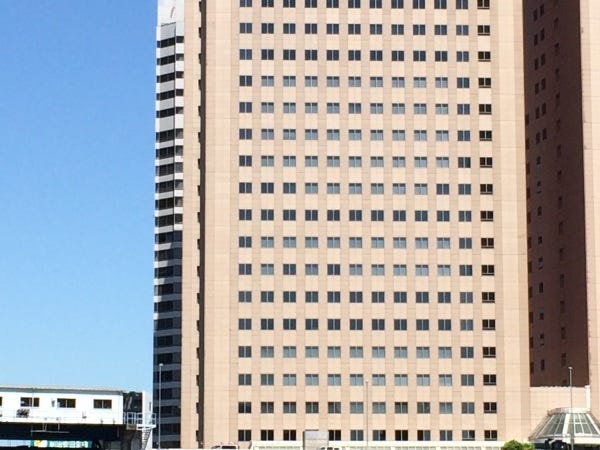 当社は天王洲アイルの運河沿いにございます。落ち着いた環境が魅力です！