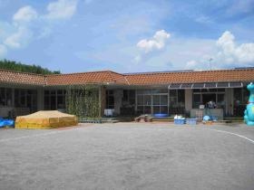 園庭と園舎全景