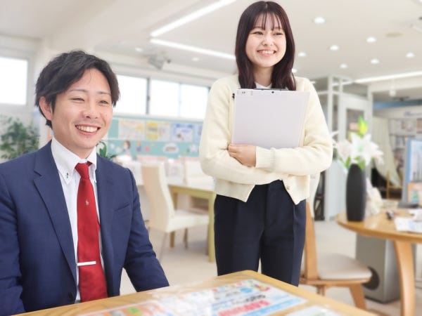 来店されたお客様の一次対応を行っていただきます。お子様がご入店した際は商談中、遊び相手をしていただくことも…！