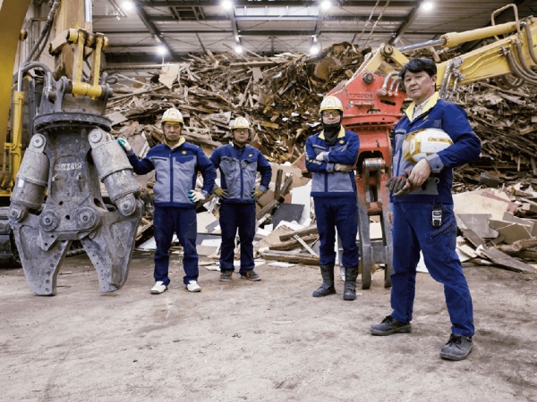 川口ウッドリサイクルの心優しいスタッフです。皆さんとお会いできる事を楽しみにしております。