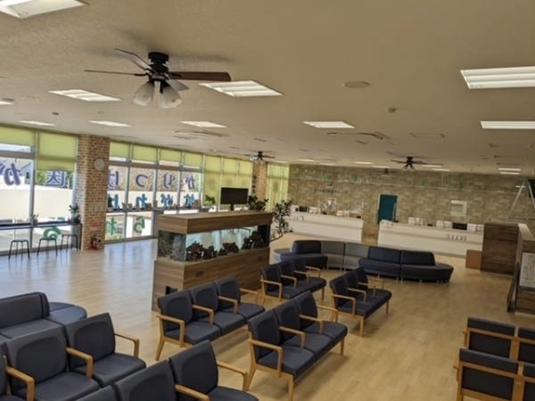 2階受付です。広々としてた開放感のある待合室です。