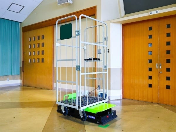 入社後はまず自社製品について学ぶところから始めていきます。ITシステム・ロボットなどに触れたことがない方でも、丁寧に教えます。