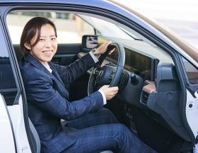 【営業】クルマの魅力を伝えているスタッフ