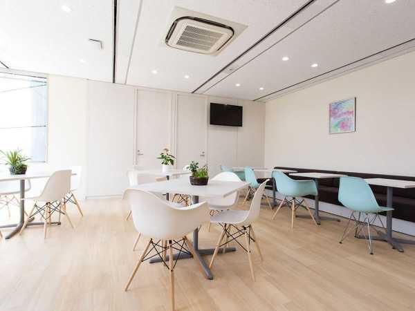 休憩スペースではコーヒーや軽食もOK。集中とリラックスを切り替えて働けます。