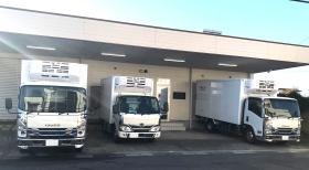 建物外観、配送トラック