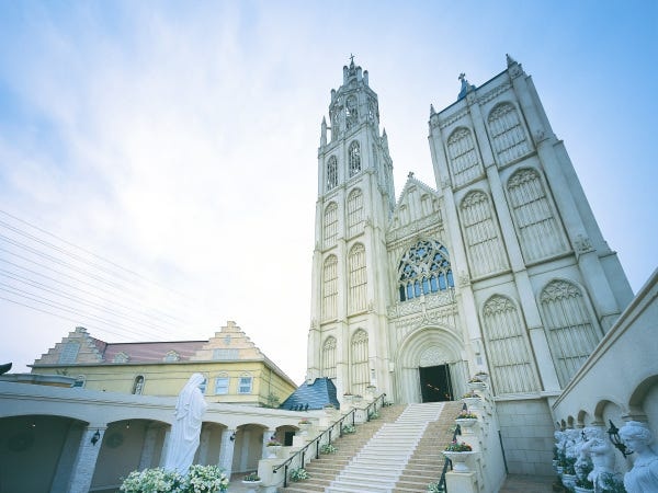 お客様を実際のセレモニー会場にお連れすることも。「こんな美しいチャペルでできるんだ！」「荘厳な会場ですね」など、案内もスムーズになります。