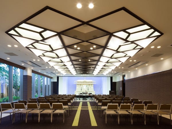 時間とお金は掛かりますが、セレモニーを体験した記憶や想い出はずっと当人、そのご家族に残るもの。人の感情をつくる仕事はAIに代替されません。