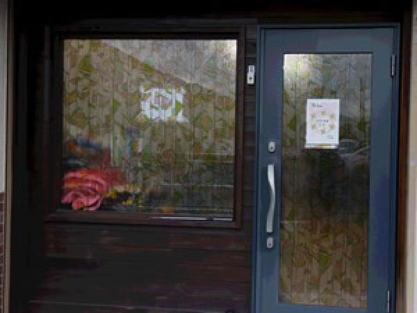 玄関：青い扉が目印です