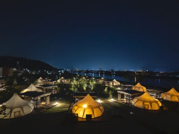 グランピング施設のサービススタッフ