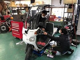 工場での整備の様子です。整備の基礎から学べます！！