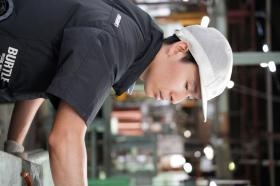 製造技能職は計画通り生産が進むよう機械を操作・点検します