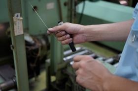 直径２．６ミリの母材を０．０３ミリまで細くし、撚り合わせます