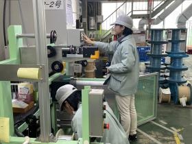 製造現場で活躍する女性従業員もいます