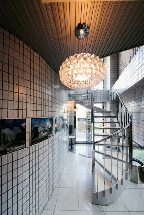 当社ビルエントランス内部