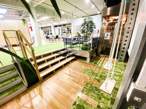 東京本社オフィスの内装です。喫煙所前の待機にブランコ活用してます♪