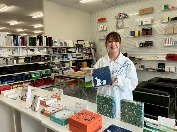 「これ知ってる！」と思わず声が出る、あの人気商品──。実は、その箱も当社が手がけています！