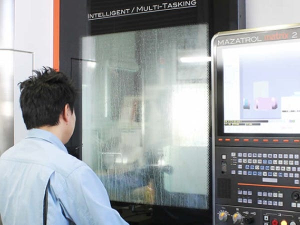 工作機械の稼働確認中！　写真はマシニングではありませんが、弊社設備の一部になります。