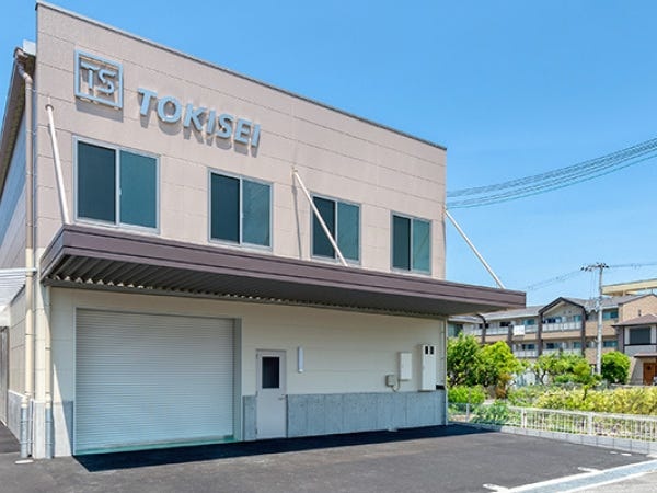 勤務頂く本社兼工場です。事務スタッフは2階のオフィスが勤務場所になります。工場が隣接してるので、ものづくりを身近に感じられます！