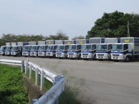 トラックの写真＿００６