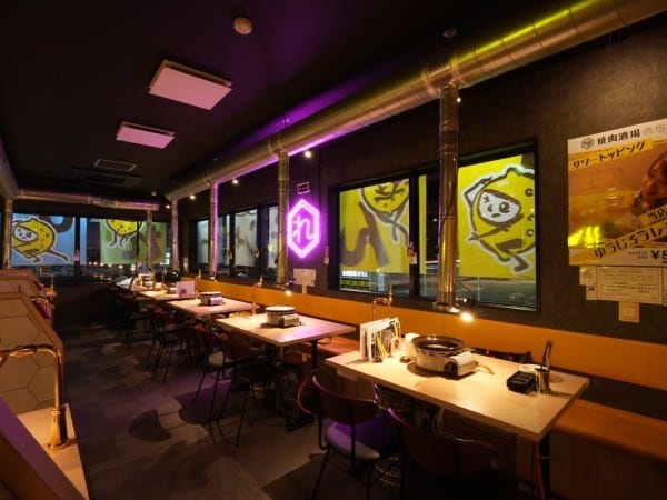 店内も韓国の居酒屋をイメージしたまるでドラマ・映画に出てきそうなデザイン