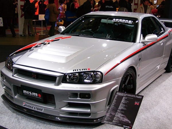 当社のステッカーが貼付された数多くの自動車が街を走っています。多くの方の目に触れるやりがいある仕事です。