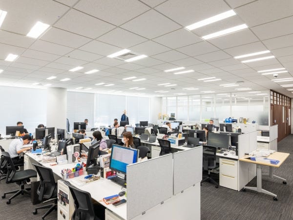 豊洲駅から程近いビルの6階が本社オフィスです