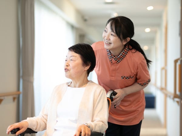 働くスタッフを大切に考え、年間300以上の講座がある研修をご用意！必要な知識やスキルアップに役立つ研修など、しっかりと学ぶことができます！