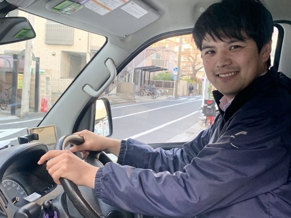 自社所有の車を運転します。普通免許でOKです！